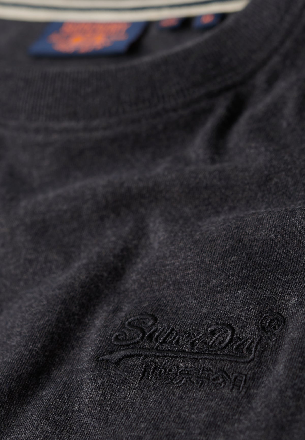 ESSENTIAL LOGO EMB TEE